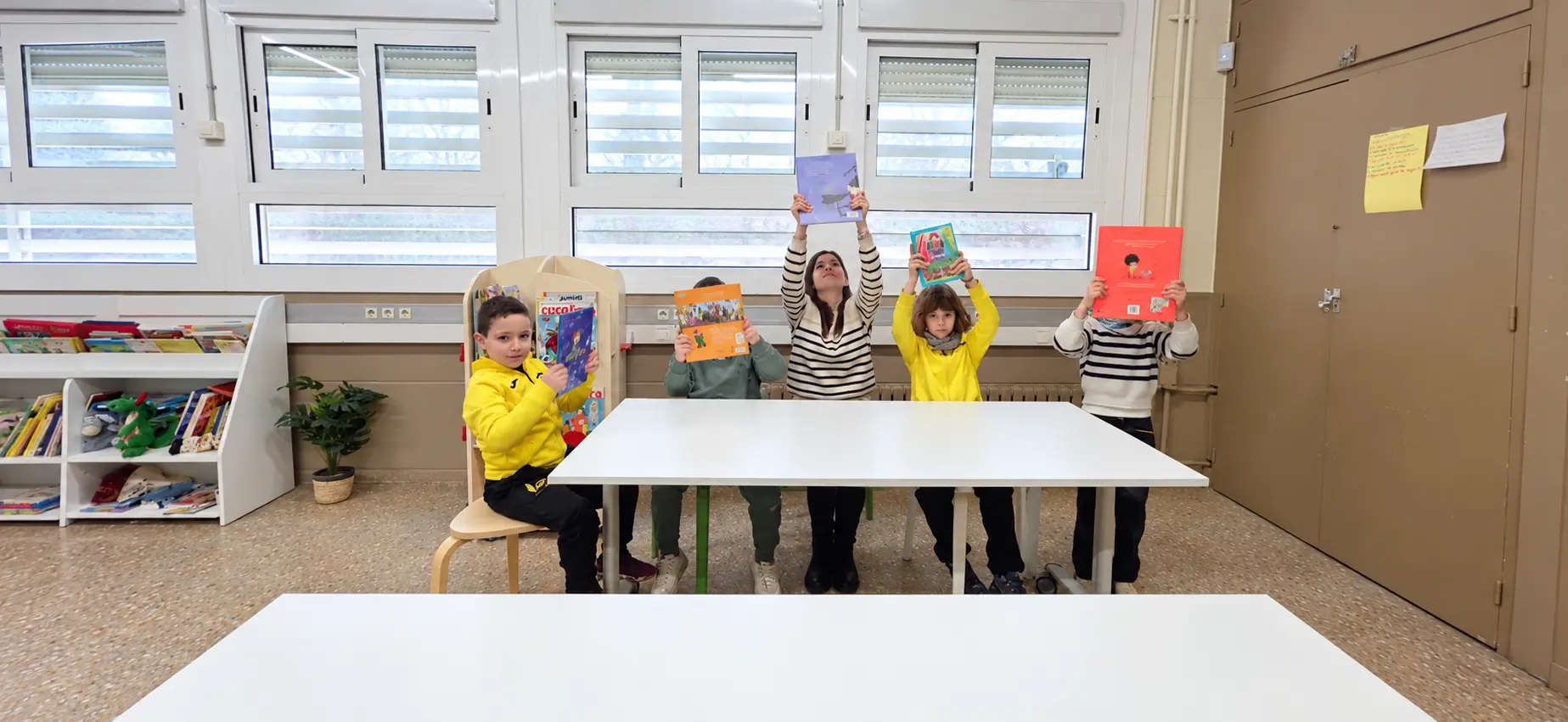 Alumnos mostrando libros en una escena del lipdub escolar